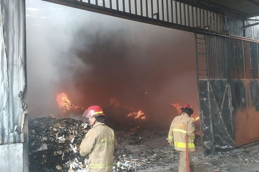 西爪哇中国商品仓库发生火灾引发连环爆炸