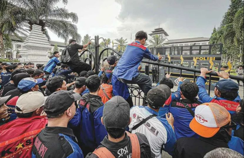 雅加达今天爆发上万人游行示威