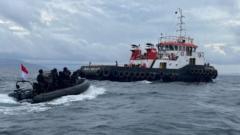 印尼海军舰艇截获两艘违规运输船