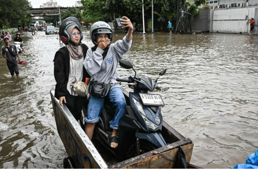 雅加达多地出现积水内涝