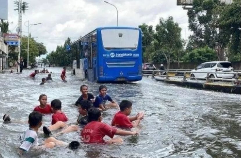 雅加达强降雨引发洪涝57个社区39条道路被淹