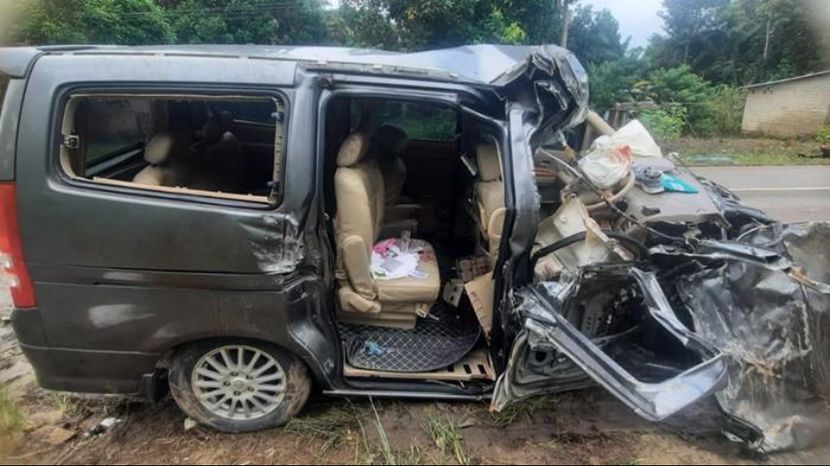 印尼轿车与满载棕榈果卡车迎面相撞事故致1死6伤