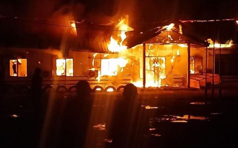 社区与矿企矛盾激化，莫罗瓦利发生纵火事件