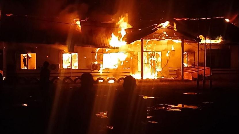 社区与矿企矛盾激化，莫罗瓦利发生纵火事件