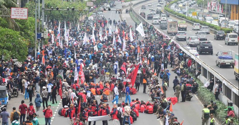 雅加达超万人上街抗议最低工资标准