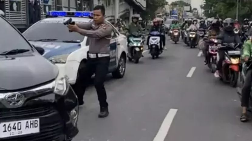 无证无照、携带刀具！一男子在雅加达闹市逆行逃避检查