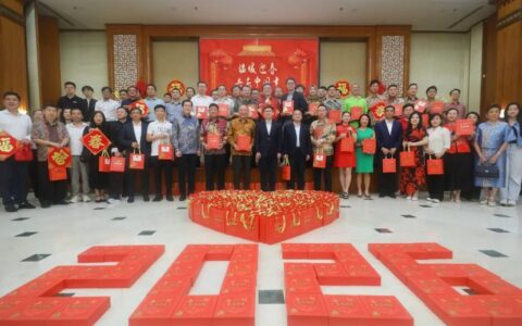 驻印尼使馆举办新春暖心包发放活动