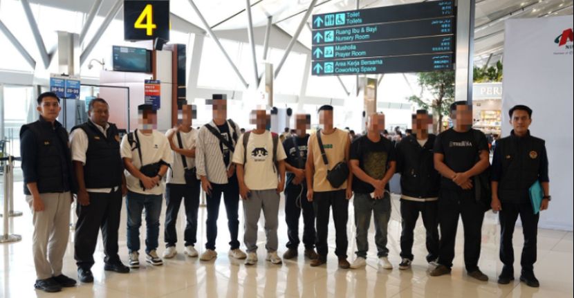 持访问签在工地干活的9名中国公民被遣送出境