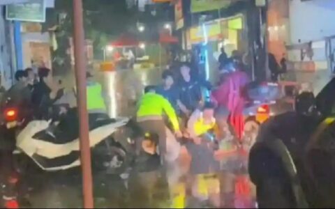 印尼警局局长街头巡逻却遭居民当众围殴