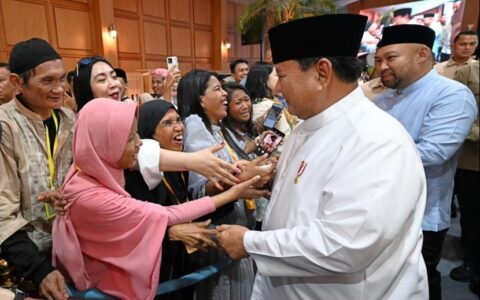 普拉博沃总统府开斋节接见民众