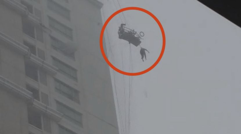 印尼一男子被发现吊在高空随风摇摆15分钟