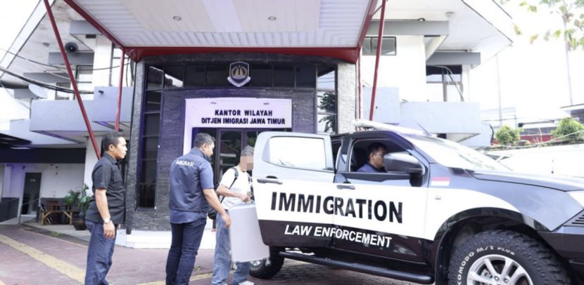 因滥用居留许可一中国籍人士在泗水被遣返并禁止入境