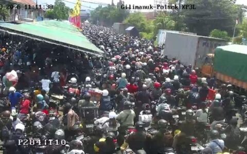 巴厘岛返乡拥堵32公里多人热晕倒地