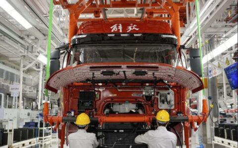 一汽解放印尼工厂首台LN4×4卡车下线