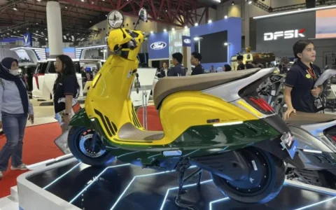 在印尼电动摩托的最大对手不是燃油而是电费账单